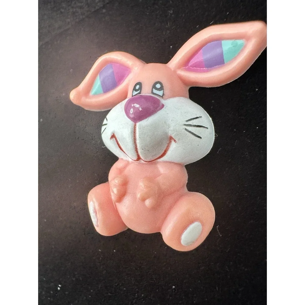 Vintage RUSS Bunny Rabbit Brooch Pink Resin Easter Novelty Lapel Pin - Picture 3 of 9